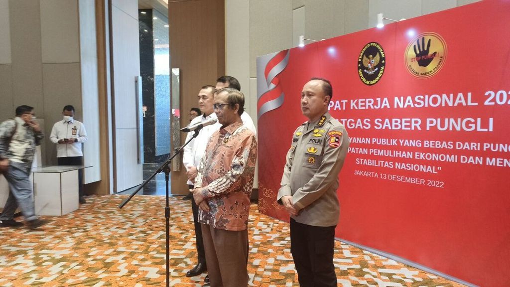 Menteri Koordinator Bidang Politik, Hukum, dan Keamanan Mahfud MD menggelar konferensi pers setelah pembukaan rapat koordinasi nasional (rakornas) Tim Saber Pungli di Jakarta, Selasa (13/12/2022).