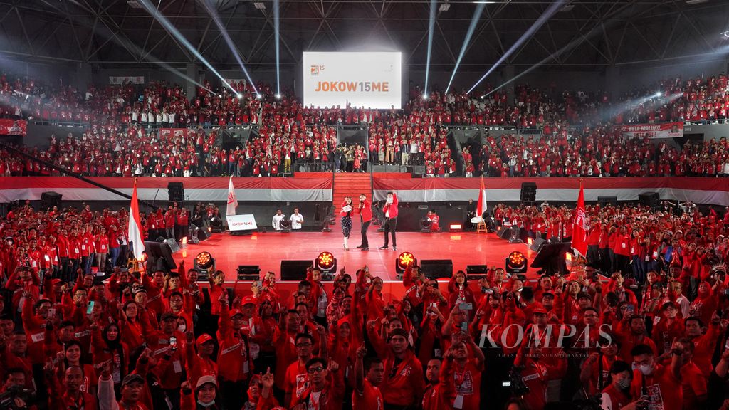 Suasana saat para kader Partai Solidaritas Indonesia (PSI) berkumpul dalam Kopi Darat Nasional (Kopdarnas) PSI di Tennis Indoor, Kompleks Gelora Bung Karno (GBK), Jakarta, Senin (22/8/2023). 