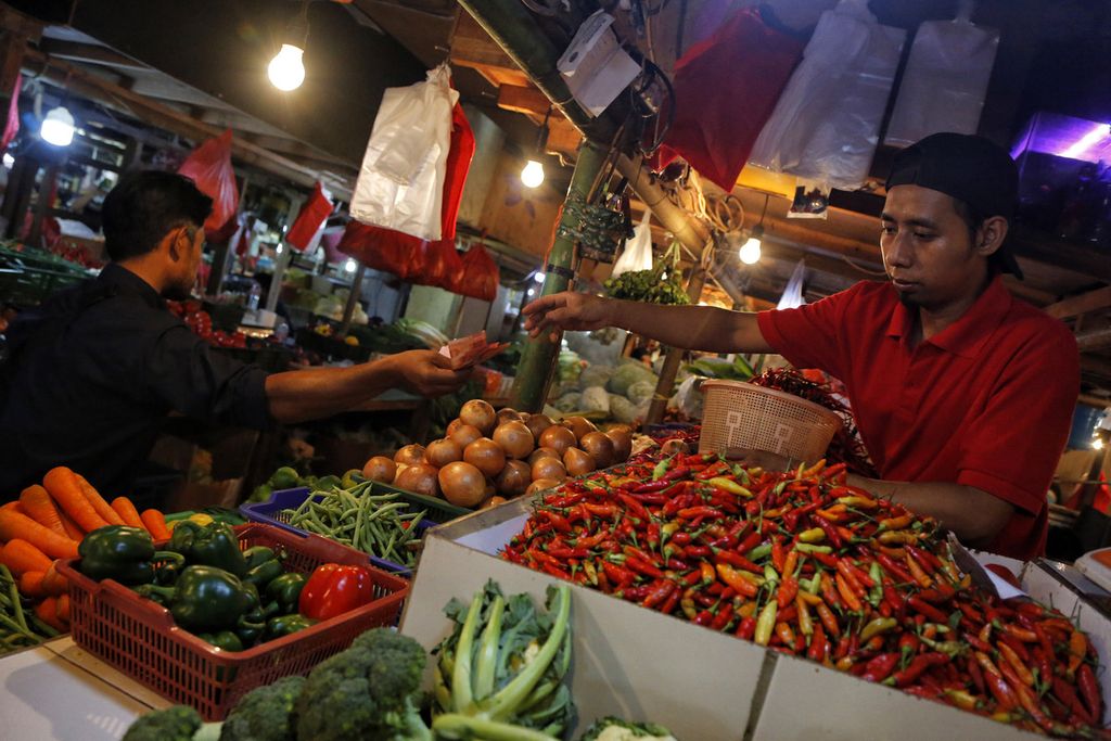 Pedagang melayani pembeli yang hendak berbelanja cabai rawit di Pasar Senen, Jakarta, Rabu (8/3/2023). Saat ini harga cabai rawit telah mencapai Rp 80.000 per kilogram. Harga cabai naik karena terdampak banjir. Dua minggu menjelang puasa, sejumlah harga bahan pangan mulai merangkak naik.