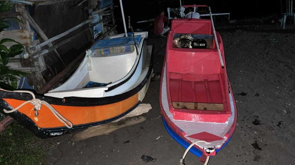 Perahu motor milik Irsan Monoarfa (kanan) ditarik ke Pantai Singaraja di Madidir, Bitung, Sulawesi Utara, setelah mengalami kecelakaan di Selat Lembeh, Bitung, Sulawesi Utara, Selasa (8/3/2022).