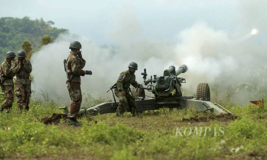 Prajurit Marinir menembakkan artileri saat berlatih di Puslatpur Marinir Karangtekok, Situbondo, Sabtu (2/2/2008). 
