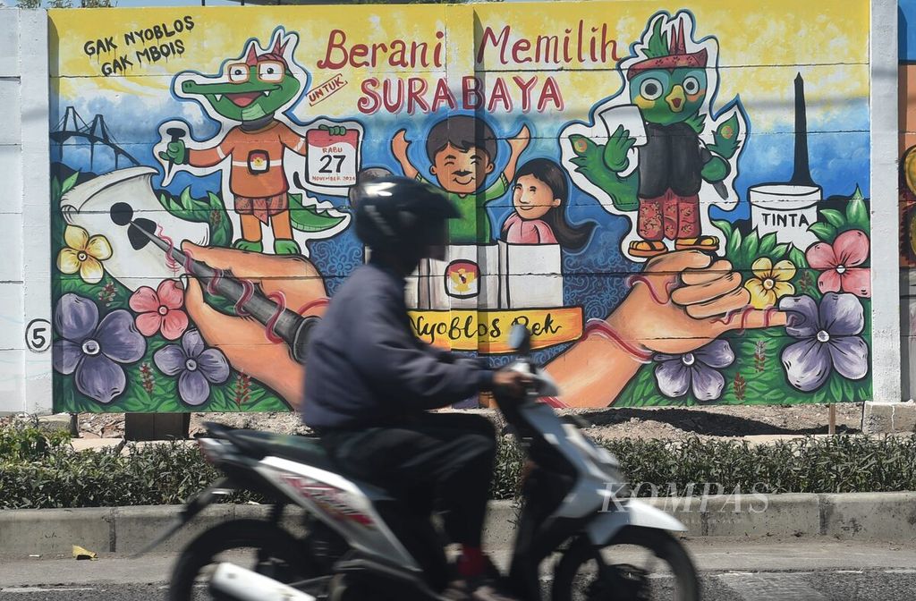 Mural tema pilkada di Jalan Dr Ir H Soekarno, Surabaya, Senin (9/9/2024). 