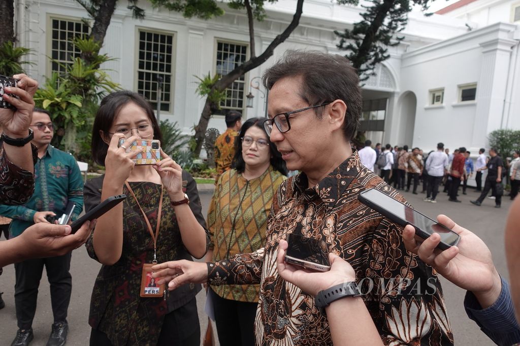 Menteri Kesehatan Budi Gunadi Sadikin saat menjawab pertanyaan awak media seusai menghadiri acara penyerahan secara digital daftar isian pelaksanaan anggaran (DIPA) dan buku daftar alokasi transfer ke daerah (TKD) tahun anggaran 2024 di Istana Negara, Jakarta, Rabu (29/11/2023).