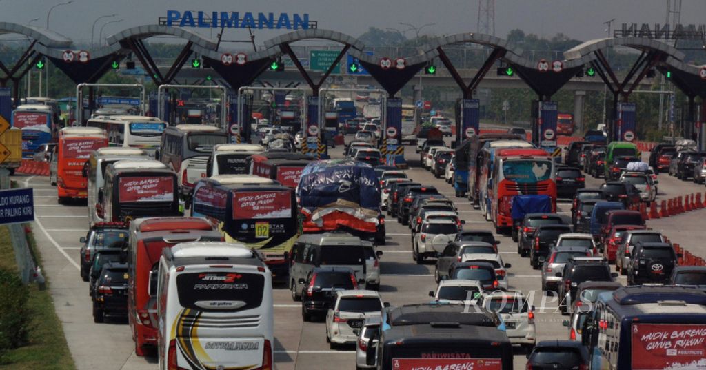 Kendaraan mengantre lebih dari 1 kilometer menjelang Gerbang Tol Palimanan arah Jawa Tengah di Kabupaten Cirebon, Jawa Barat (9/6/2018). Lonjakan arus kendaraan saat mudik Lebaran 2018 memicu kepadatan di Jalan Tol Cikopo-Palimanan.
