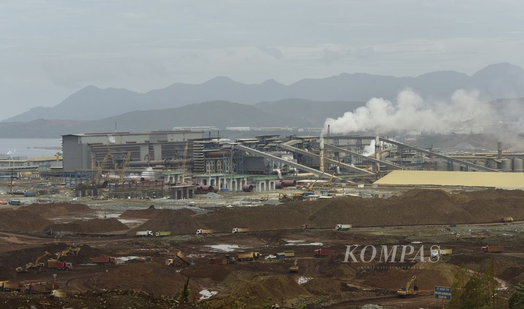  Aktivitas penambangan dan industri pengolahan nikel Grup Harita Nickel yang berada di Pulau Obi, Halmahera Selatan, Maluku Utara, Jumat (24/11/2023).  