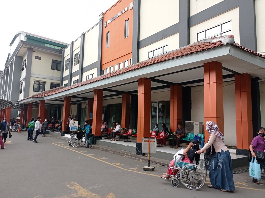 Layanan kesehatan di depan Instalasi Rawat Jalan RSUD Kabupaten Tangerang, Selasa (31/8/2021). Rumah sakit melayani vaksinasi Covid-19 untuk pasien komorbid, kanker, penyintas kanker, ibu hamil, dan umum dengan vaksin Pfizer.