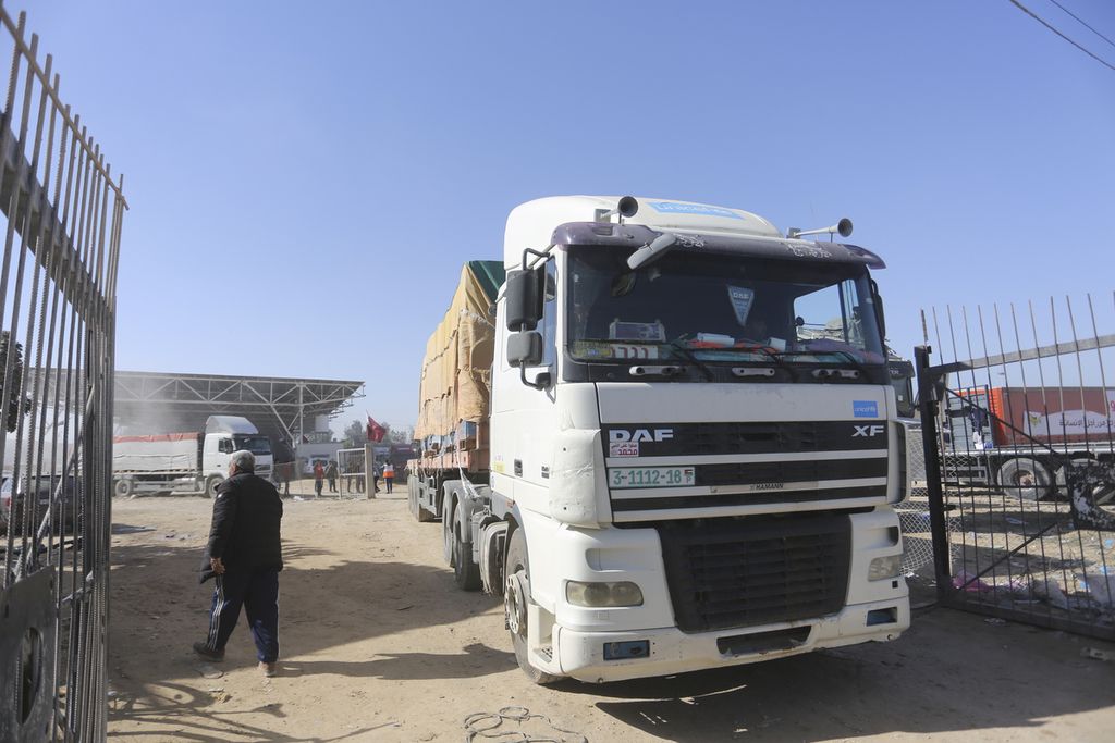 Truk-truk pengangkut bantuan kemanusiaan mulai memasuki Jalur Gaza dari Mesir pada hari pertama jeda kemanusiaan, Jumat (24/11/2023). 