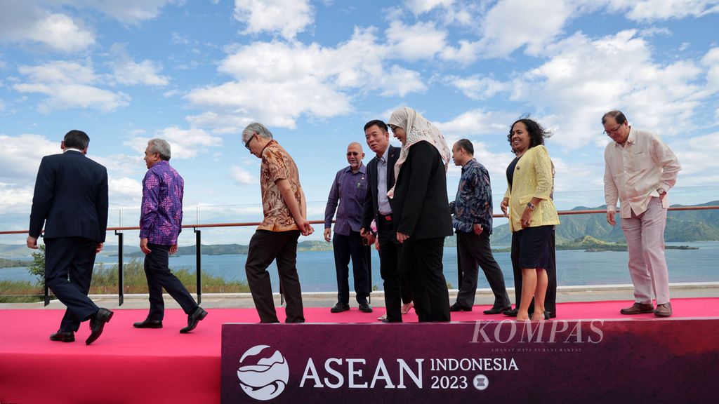 Para direktur jenderal negara-negara ASEAN seusai berfoto bersama sebelum Pertemuan Para Direktur Jenderal (SOM) ASEAN dalam rangkaian KTT Ke-42 ASEAN di Golo Mori, Kecamatan Komodo, Manggarai Barat, Nusa Tenggara Timur, Senin (8/5/2023). 