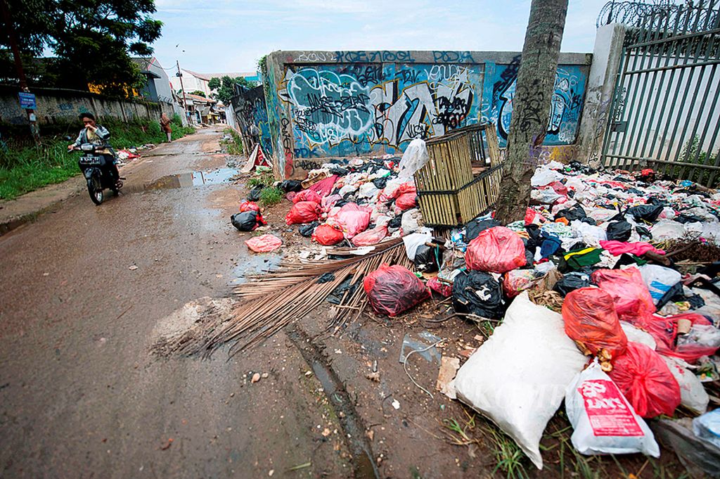 Sampah rumah tangga berserakan di tepian Jalan Kemuning 3, Pamulang Barat, Tangerang Selatan, Banten, Rabu (23/11/2016). 