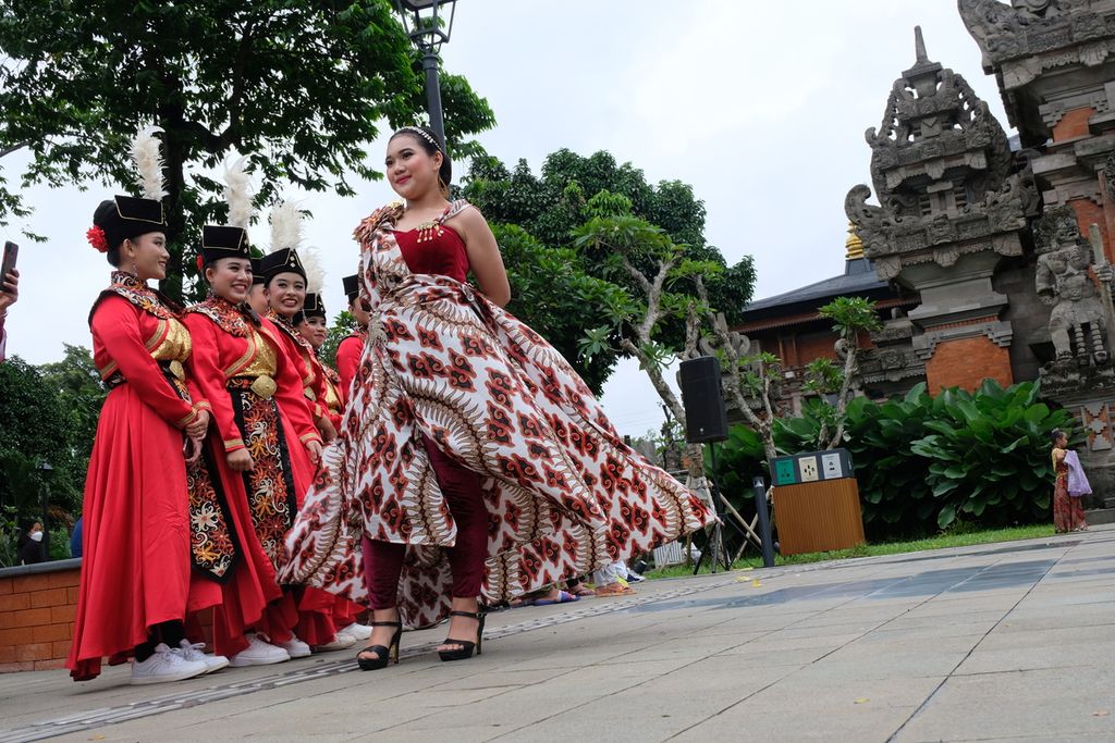 Suasana peragaan busana dengan kain batik di kawasan Museum Batik Indonesia, Taman Mini Indonesia Indah, Jakarta, pada Minggu (12/2/2023) sore. Peragaan busana ini merupakan salah satu upaya mengenalkan batik kepada publik.