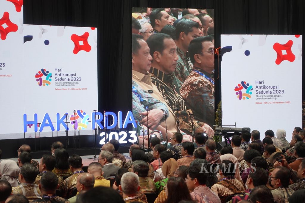 Presiden Joko Widodo disorot kamera saat menghadiri peringatan Hari Antikorupsi Sedunia (Hakordia) di Istora Senayan, Gelora Bung Karno, Jakarta, Selasa (12/12/2023). 