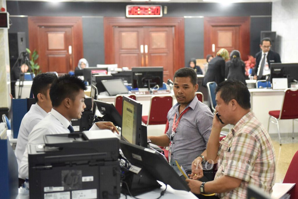 Petugas melayani perwakilan Partai Golkar yang menyetorkan bukti tambahan dalam gugatan sengketa perselisihan hasil Pemilhan Umum 2019 di lobi utama Gedung Mahkamah Konstitusi, Jakarta, Selasa (11/6/2019). 