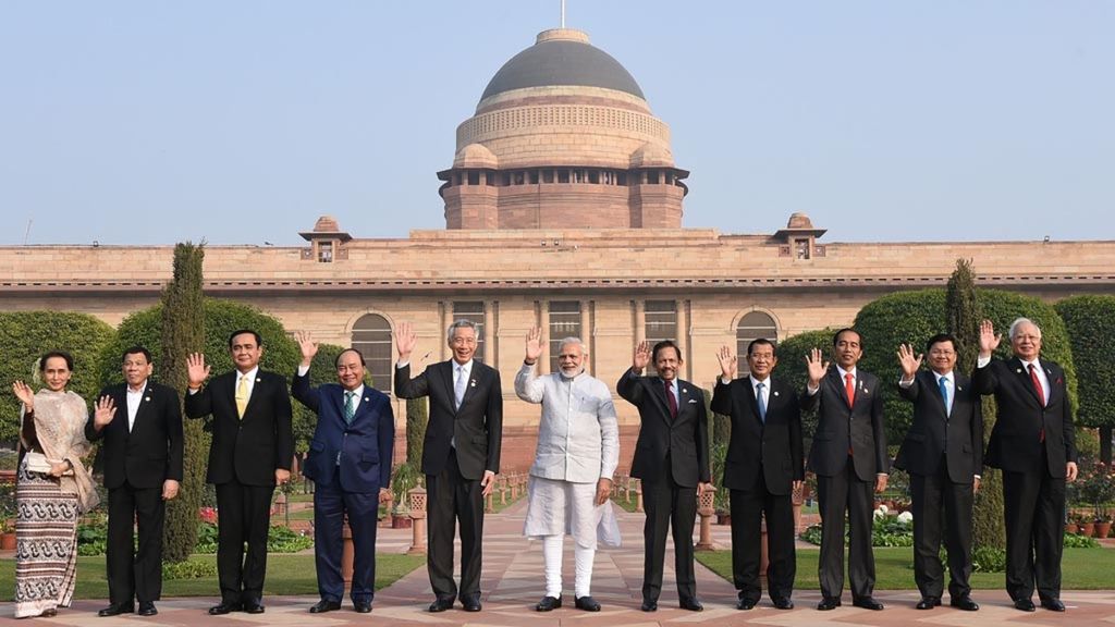 Perdana Menteri India Narendra Modi (tengah) berfoto bersama dengan para pemimpin negara ASEAN, termasuk Presiden Joko Widodo (ketiga dari kanan), di Rashtrapati Bhavan, New Delhi, dalam foto yang dirilis Biro Informasi Pers India, 25 Januari 2018. 