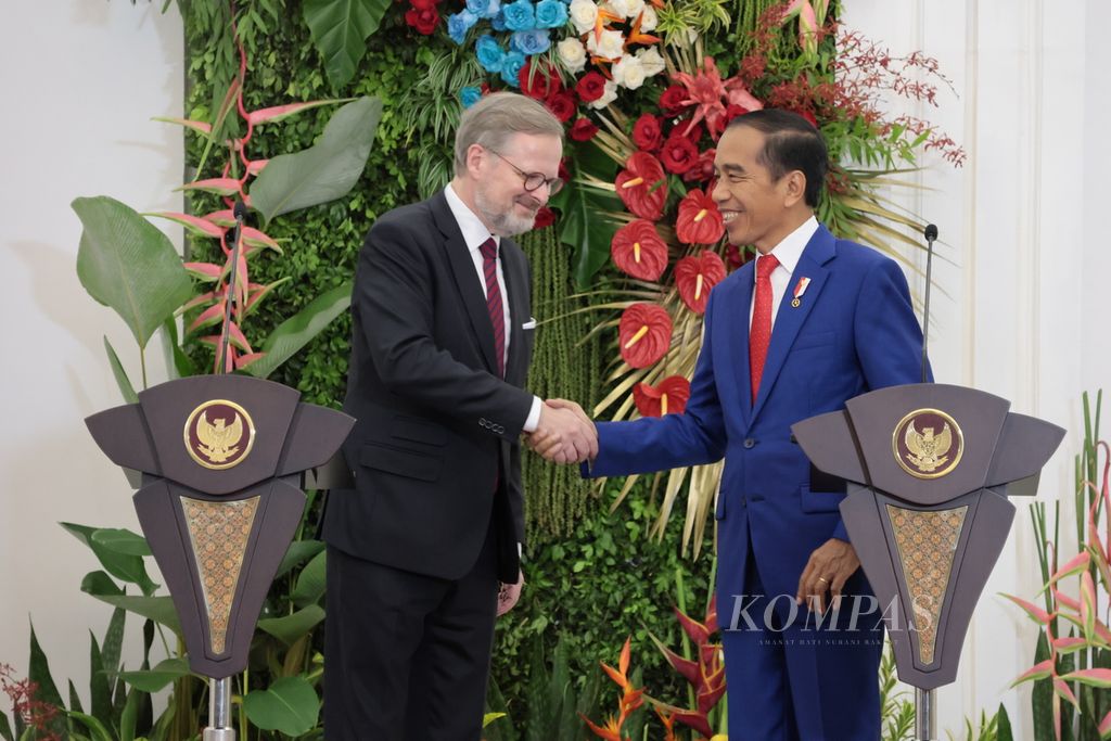 Perdana Menteri Republik Ceko Petr Fiala menyampaikan keterangan bersama Presiden Joko Widodo di akhir kunjungan resminya di Istana Kepresidenan Bogor, Kota Bogor, Selasa (18/4/2023).