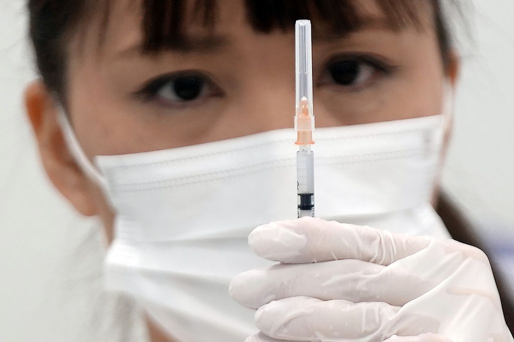 Perawat memeriksa dosis vaksin Moderna di pusat vaksinasi di kompleks Tokyo Skytree, bangunan tertinggi di Jepang, Sabtu, 22 Januari 2022. 