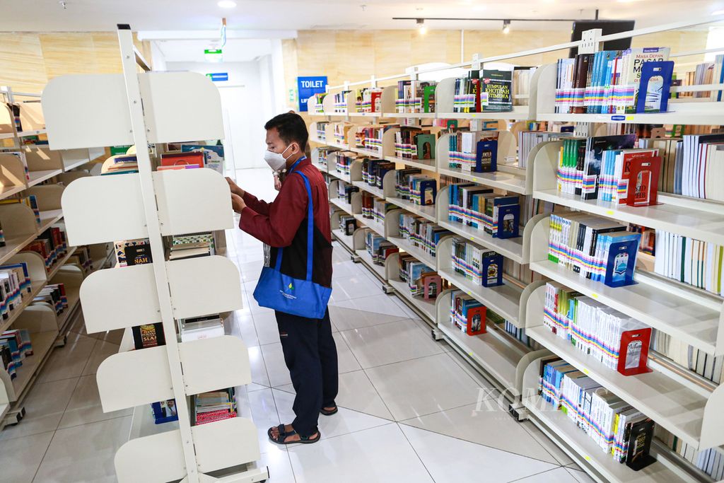 Pengunjung secara mandiri mencari buku di rak di Perpustakaan Nasional RI, Jakarta Pusat, Jumat (27/5/2022). 