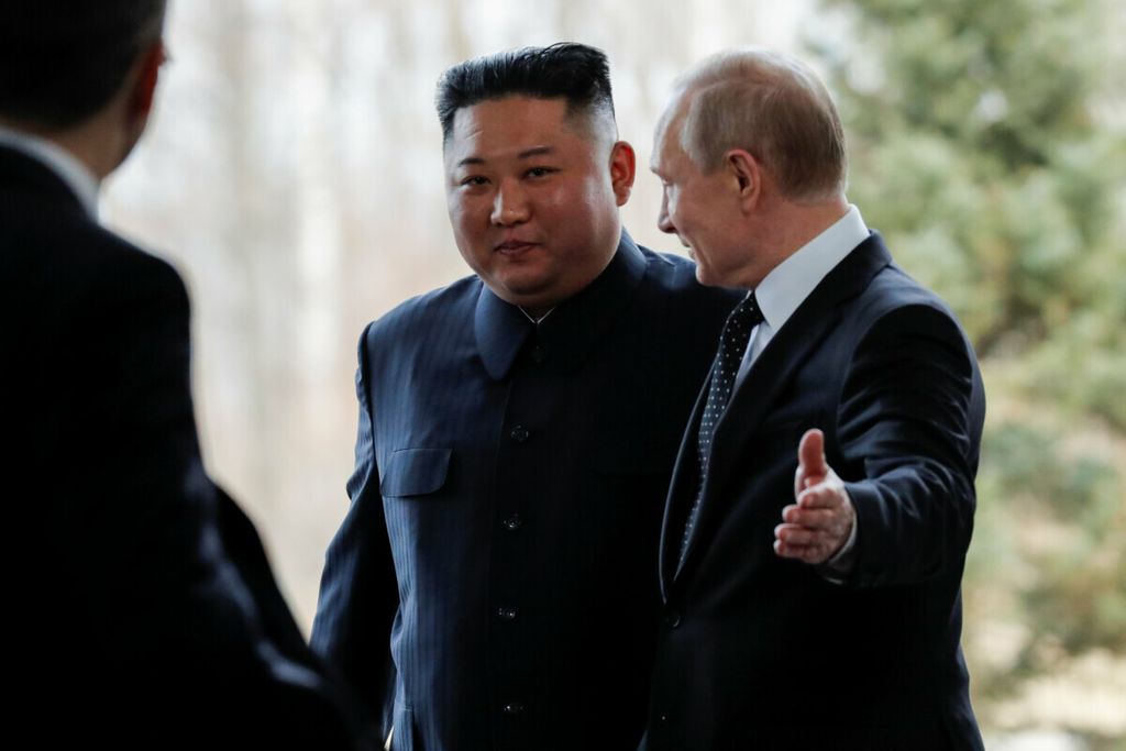 Presiden Rusia Vladimir Putin (kanan) menyambut Pemimpin Korea Utara Kim Jong Un selama pertemuan mereka di Vladivostok, Rusia, 25 April 2019.