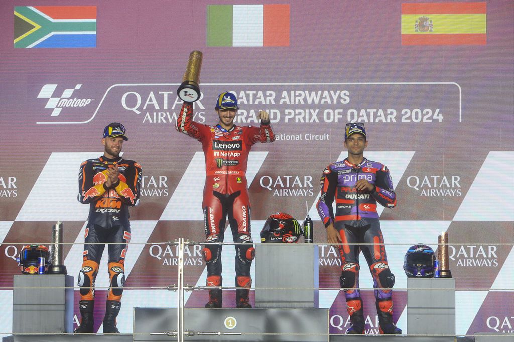 Peraih podium pertama, Francesco Bagnaia (tengah) dari Ducati; podium kedua, pebalap KTM, Brad Binder (kiri); dan pebalap Prima Pramac Racing, Jorge Martin, berpose bersama, Senin (11/3/2024) dini hari WIB. 
