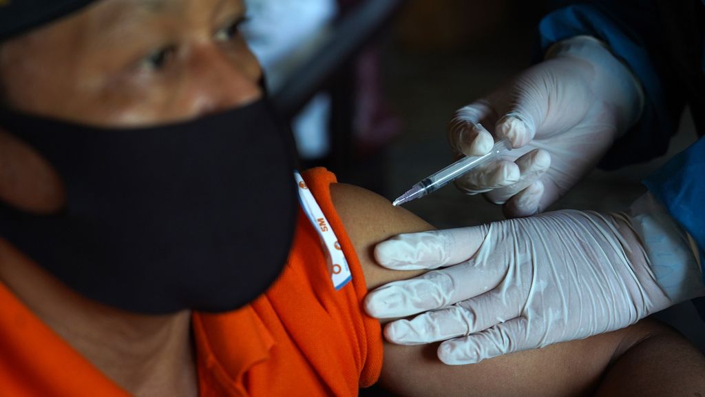 Salah satu tenaga kesehatan saat menerima suntikan vaksin ketika digelar vaksinasi Covid-19 secara massal di Bogor Senior Hospital, Tajur, Kota Bogor, Jawa Barat, Kamis (11/2/2021). Pemberian vaksin Covid-19 massal yang digelar Dinas Kesehatan Kota Bogor ini diberikan kepada 670 tenaga kesehatan dan pekerja di lingkungan instalasi kesehatan di wilayah Kota Bogor. Pemberian vaksin massal ini bertujuan mempercepat cakupan vaksinasi Covid-19 di Kota Bogor. Berdasarkan data Selasa (8/2/2021), cakupan vaksin Covid-19 di Kota Bogor baru 64,59 persen atau 6.958 orang dari jumlah total sasaran 10.772 orang. 