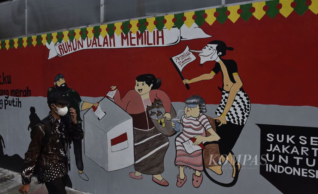 Mural bertemakan pemilu dengan pesan untuk menjaga pemilu damai menghiasi jalur pedestrian di kawasan Kebon Jeruk, Jakarta Barat, Senin (2/10/2023). 