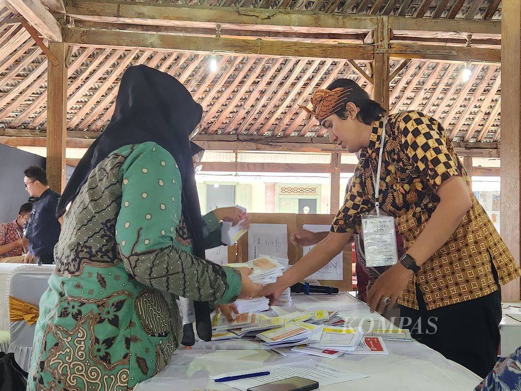 Suasana simulasi pemungutan suara yang berlangsung, di Kota Surakarta, Jawa Tengah, Selasa (30/1/2024). Spesimen surat suara simulasi menampilkan empat kolom untuk surat suara capres dan cawapres. Spesimen tersebut dipersoalkan DPC-PDIP Kota Surakarta mengingat jumlah kandidat yang akan berkontestasi hanya tiga pasangan.
