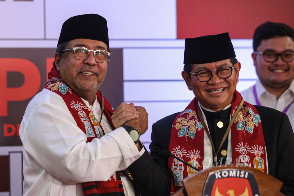 Bakal calon gubernur dan wakil gubernur DKI Jakarta, Pramono Anung dan Rano Karno, foto bersama setelah mendaftarkan diri untuk Pilkada DKI Jakarta 2024 di KPU DKI Jakarta, Rabu (28/8/2024).