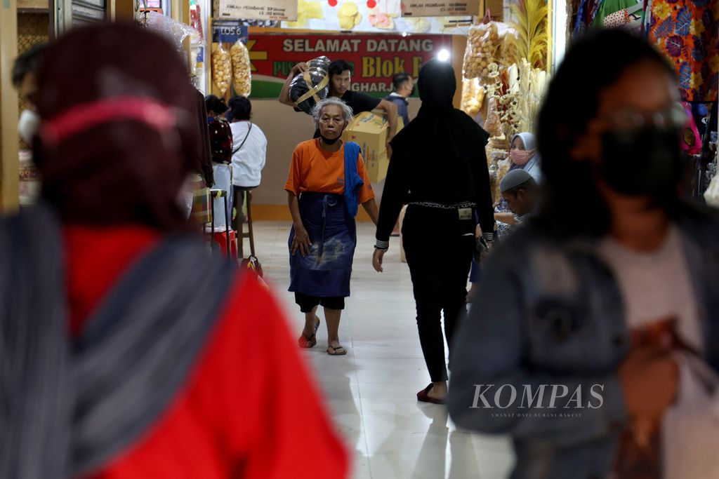 Buruh gendong berjalan setelah mengikuti pelatihan membaca Al Quran di Pasar Beringharjo, Yogyakarta, Jumat (8/4/2022). Pelatihan membaca Al Quran untuk buruh gendong digelar setiap bulan Ramadhan di pasar itu.