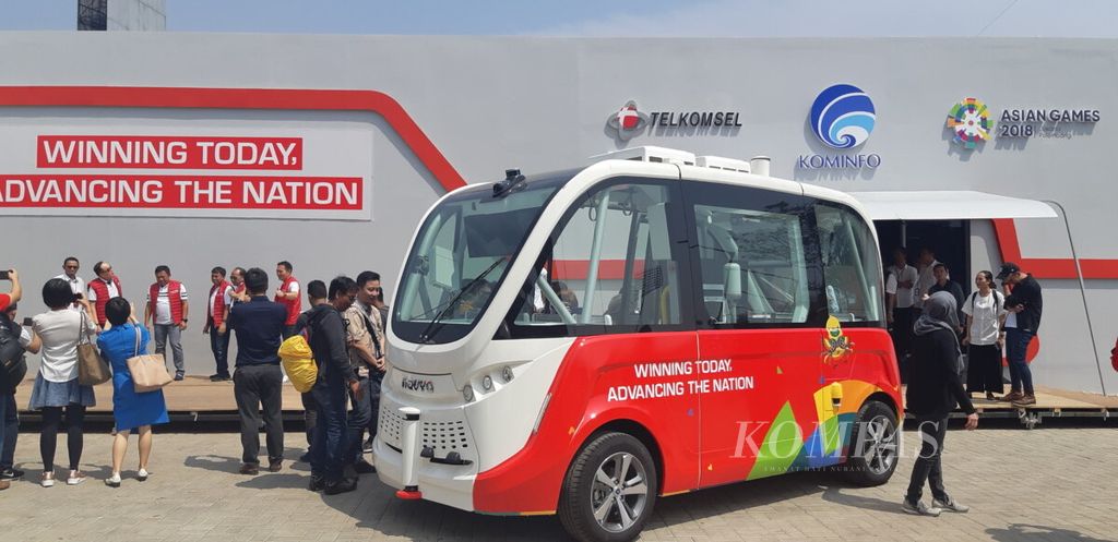 Bus otonom berteknologi 5G disediakan Telkomsel di Kompleks Gelora Bung Karno, Jakarta, selama penyelenggaraan Asian Games 18 Agustus-2 September 2018.