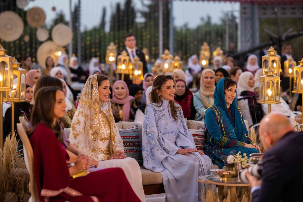 Putri Rania (tengah), ibu Pangeran Hussein, mengadakan pesta jamuan menjelang pernikahan Pangeran Hussein dan Rajwa al-Saif di Amman, Jordania, 22 Mei 2023. 