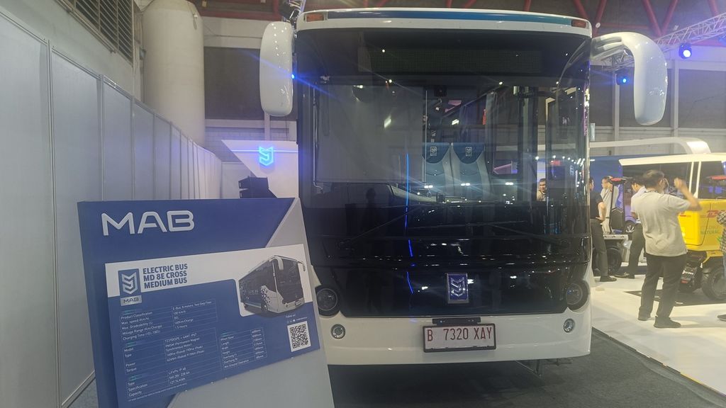 Model bus yang dipamerkan dalam acara Periklindo Electric Vehicle Show (PEVS) 2023 di Jakarta, Jumat (19/5/2023). 