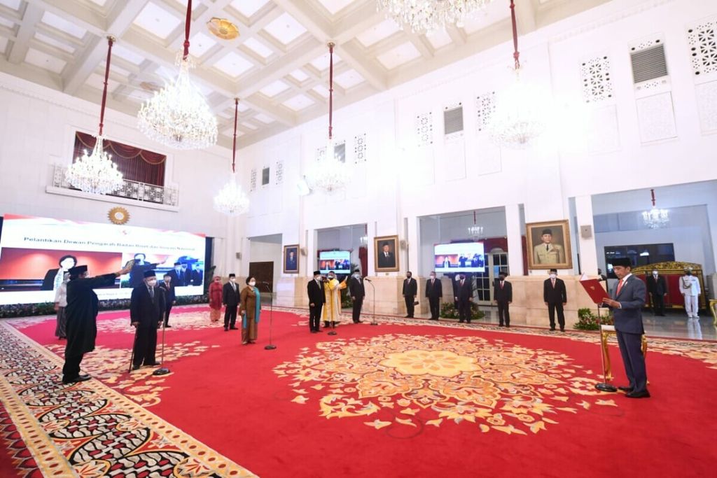 Presiden Joko Widodo melantik Dewan Pengarah Badan Riset dan Inovasi Nasional di Istana Negara, Rabu (13/10/2021).