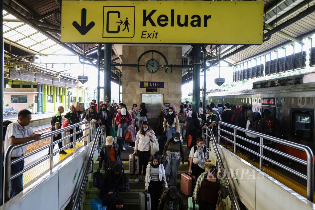 Passengers walk out of Gambir Station, Jakarta, Monday (15/4/2024).