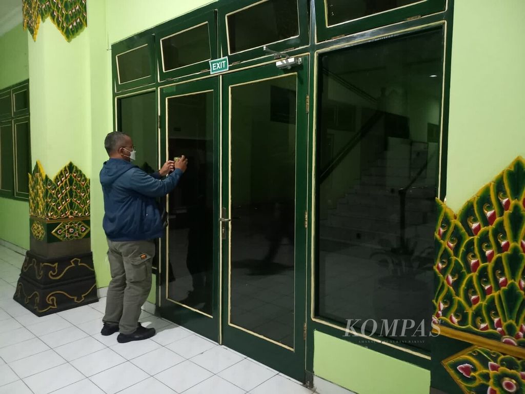 Wartawan mengambil gambar di depan pintu menuju ruang kerja Wali Kota Yogyakarta, Kamis (2/6/2022) malam.