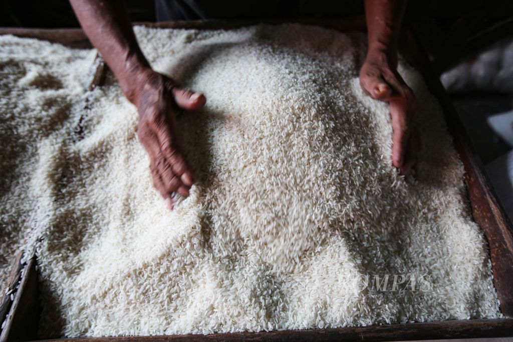 Pekerja merapikan stok beras di toko beras di pasar Kebayoran Lama, Jakarta Selatan, Selasa (13/2/2024). Perubahan cuaca, terutama fenomena El Nino yang berkepanjangan, menyebabkan defisit beras.. 