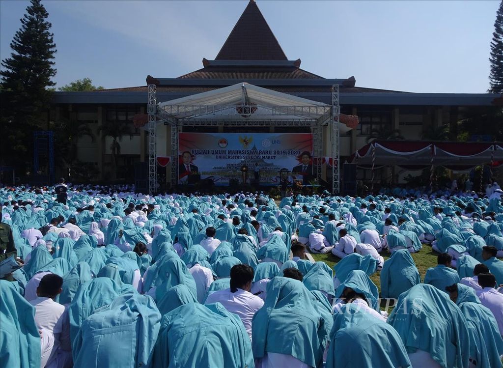 Ribuan mahasiswa baru Universitas Sebelas Maret (UNS) mengikuti kuliah umum yang disampaikan Menteri Pertahanan Ryamizard Ryacudu di halaman Rektorat UNS di Surakarta, Jawa Tengah, Selasa (13/8/2019).