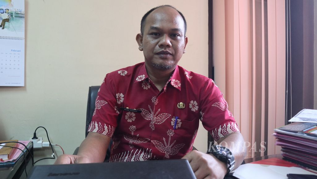 Pelaksana Tugas Kepala DP2KBP3A Indramayu Heka Sugoro saat diwawancarai, Kamis (26/1/2023), di Kabupaten Indramayu, Jawa Barat.