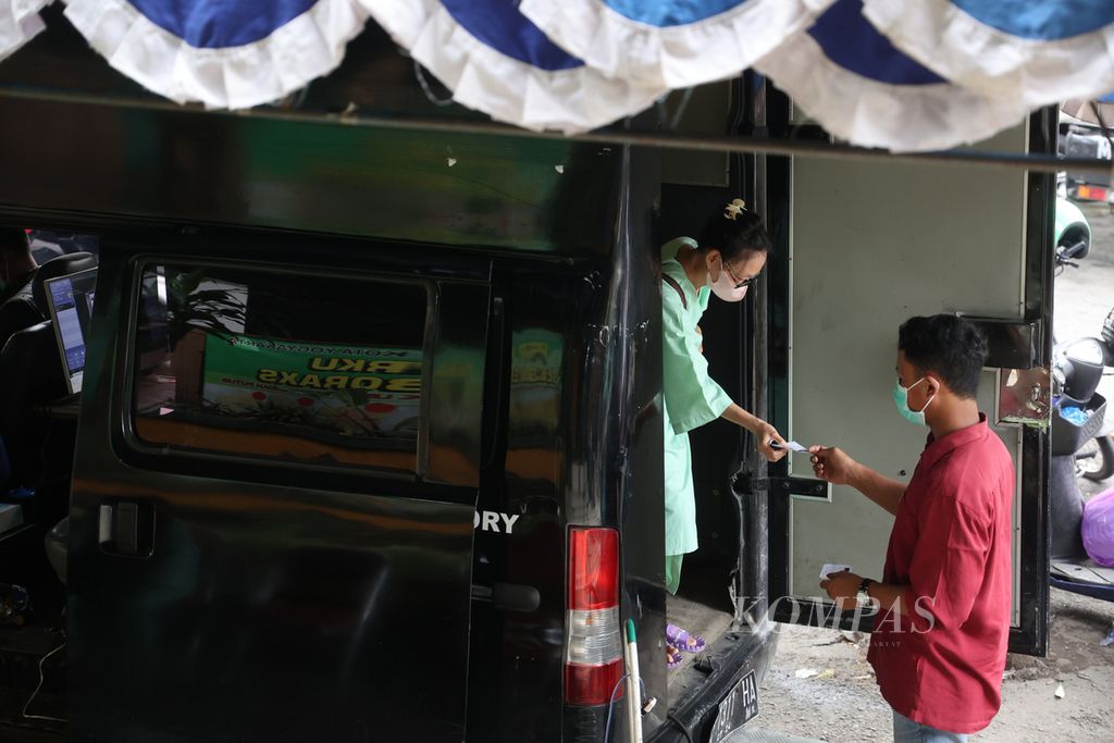 Pedagang turun dari mobil Mobile Xray setelah menjalani pemeriksaan foto rontgen dada dalam kegiatan penjaringan tuberkulosis (TBC) secara aktif di Pasar Beringharjo, Yogyakarta, Rabu (14/12/2022). Penjaringan TBC secara aktif merupakan bagian penting upaya mengeliminasi penyakit tersebut di kalangan masyarakat. Jumlah pasien TBC yang ditemukan dan diobati di fasilitas layanan kesehatan Kota Yogyakarta pada tahun 2020 tercatat 833 orang. Jumlah tersebut meningkat menjadi 879 orang pada 2021 dan 1.154 orang pada tahun 2022.