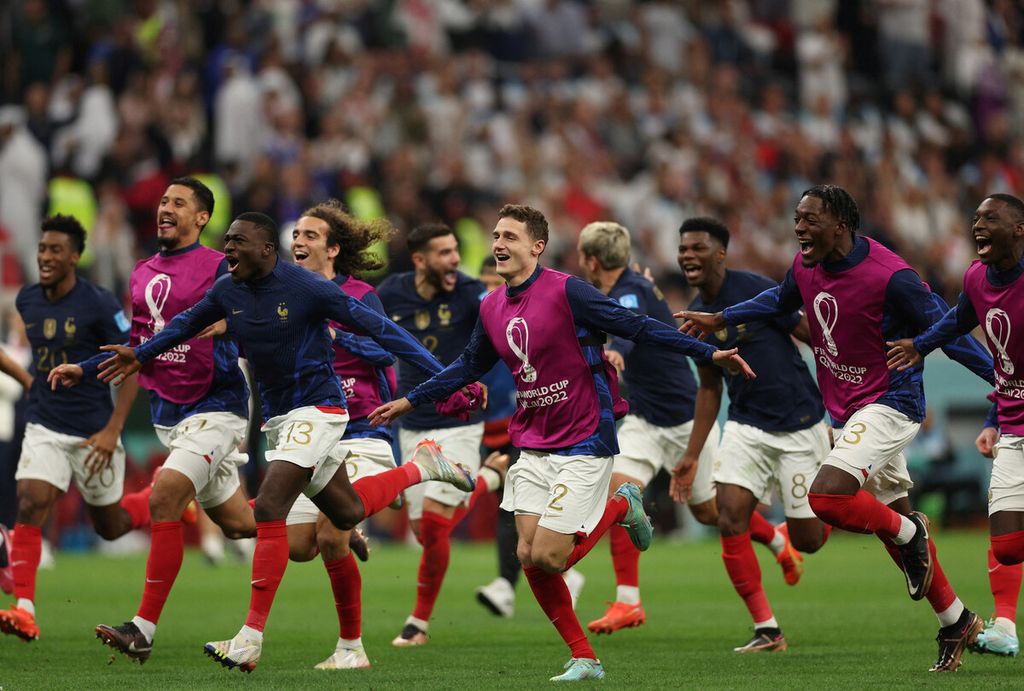 Para pemain Perancis merayakan akhir pertandingan sepak bola perempat final Piala Dunia Qatar 2022 saat melawan Inggris di Stadion Al-Bayt di Al Khor, utara Doha, Qatar, Sabtu (10/12/2022). Perancis lolos ke semifinal Piala Dunia 2022 setelah menyingkirkan Inggris, 2-1. 