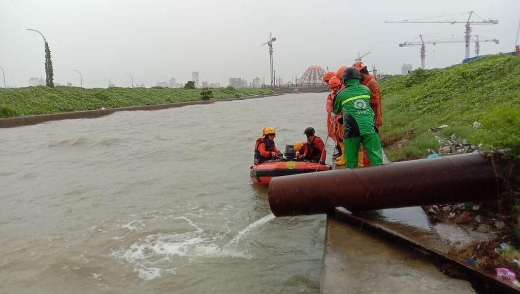 Tim SAR dari Kantor Basarnas Sulsel melakukan pencarian korban perahu pecah di sekitar kawasan Pantai Losari, Makassar, Senin (21/2/2022).