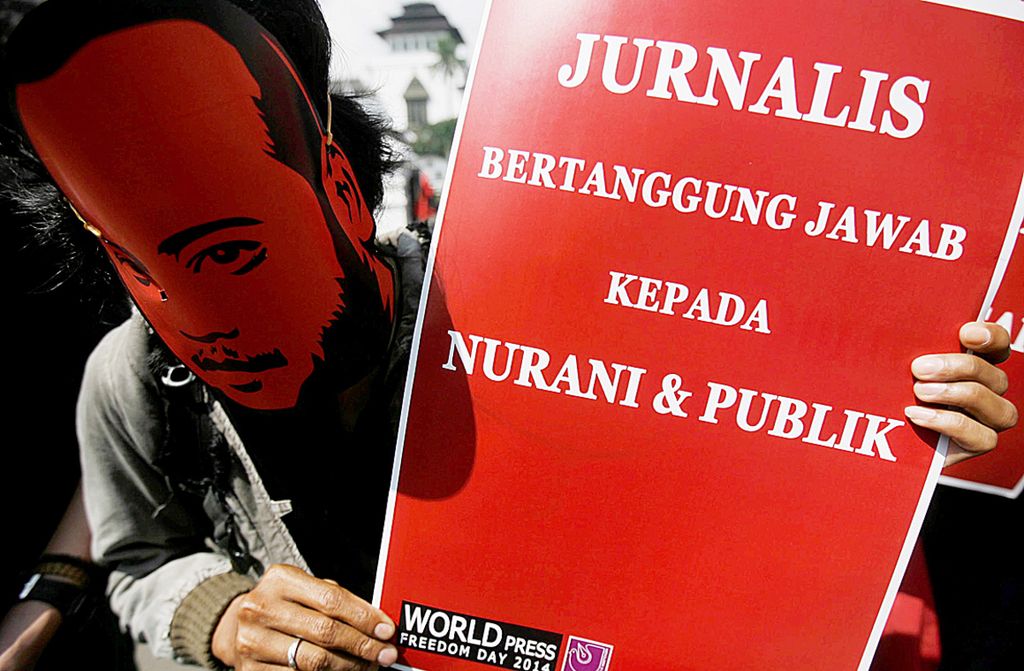Sejumlah pewarta dari Aliansi Jurnalis Independen (AJI) Bandung, seniman, dan beberapa elemen masyarakat bersama-sama memperingati Hari Kebebasan Pers Internasional di depan Gedung Sate, Bandung, Jawa Barat, Sabtu (3/5/2014). Dalam aksi itu, mereka juga membagikan pamflet berisi ajakan peningkatan profesionalisme jurnalis serta kebebasan pers serta tuntutan pengusutan berbagai kasus kekerasan yang menimpa jurnalis dalam tugasnya, termasuk kasus tewasnya wartawan <i>Bernas</i> , Udin, pada 1996, yang hingga kini belum tuntas.