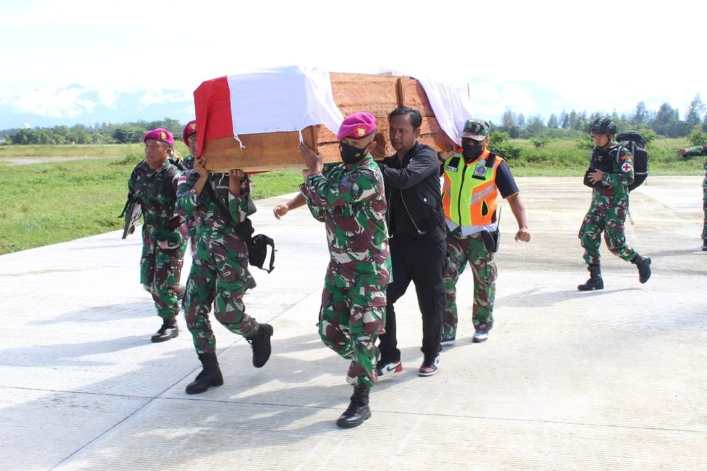 Proses evakuasi jenazah salah satu dari dua prajurit yang gugur akibat serangan kelompok Egianus Kogoya di Pos Marinir Perikanan Quari Bawah, Distrik Kenyam, Kabupaten Nduga, Sabtu (26/3/2022).