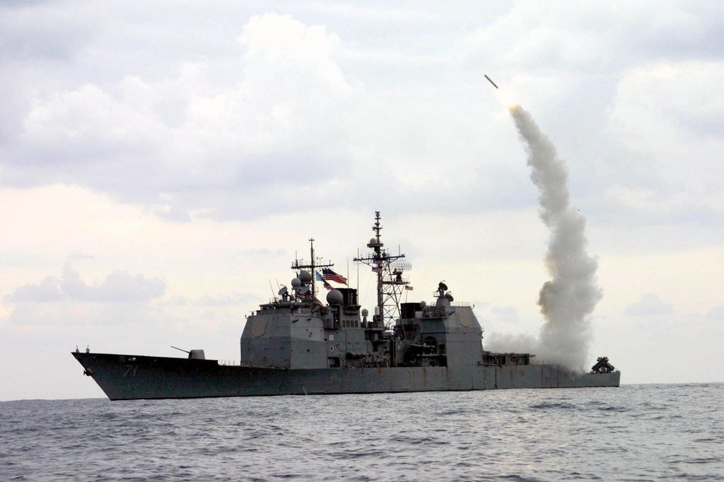 Rudal Serangan Darat Tomahawk (TLAM) diluncurkan dari kapal penjelajah peluru kendali USS Cape St. George (CG 71), yang beroperasi di Laut Mediterania, 23 Maret 2003. Jepang meningkatkan kewaspadaan terhadap pergerakan China di wilayah itu seperti tercantum dalam buku putih pertahanan tahunan yang dirilis Jumat (28/7/2023). 
