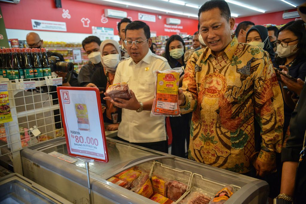 Direktur Utama Perum Bulog Budi Waseso (kanan) menunjukkan daging beku impor asal India, ditemani Kepala Badan Pangan Nasional Arief Prasetyo Adi (kiri), di salah satu ritel modern di kawasan Jalan Bangka Raya, Kecamatan Mampang Prapatan, Jakarta Selatan, Jumat (14/4/2023). 