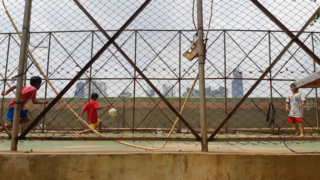 Anak-anak bermain bola di Kelurahan Petamburan, Jakarta Pusat, Senin (24/8/2020).