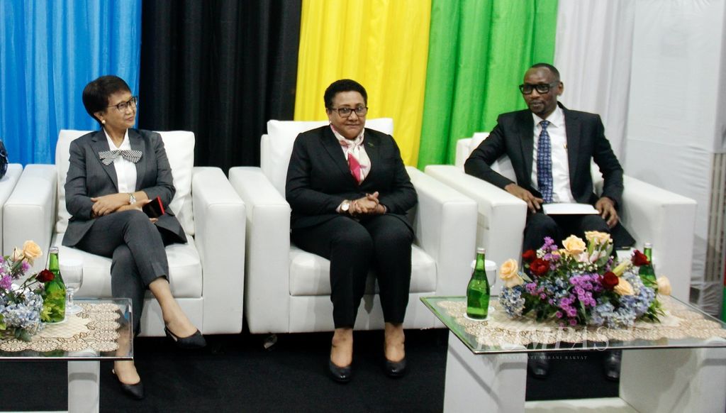 Indonesian Foreign Minister Retno Marsudi (left) attended the opening ceremony of the Tanzanian Embassy in Jakarta on Thursday (22/6/2023), accompanied by Tanzanian Foreign Minister Stergomena Tax (middle). Tanzania is one of Indonesia's important trading partners with nations on the East African coast. Tanzania appointed Macocha Tembele (right) as its first ambassador to Indonesia.