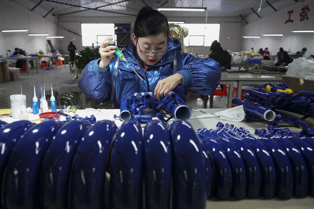 Dalam foto yang dirilis kantor berita Xinhua ini, seorang pekerja merakit alat musik barat di pabrik produsen di Kabupaten Wuqiang, Provinsi Hebei, China, pada 23 Februari 2023. 