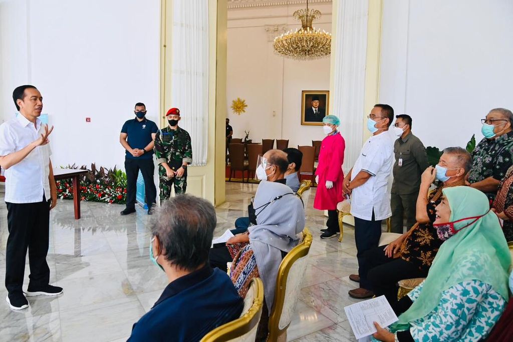 Presiden Joko Widodo pada acara pelaksanaan vaksinasi Covid-19 penguat kedua di Istana Kepresidenan Bogor, Provinsi Jawa Barat, Kamis (24/11/2022).