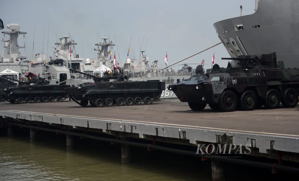 Kendaraan tempur TNI Angkatan Laut disiapkan dalam Apel Gelar Kesiapan Pasukan dan Alutsista Pengamanan Laut KTT G20 di Dermaga Koarmada II, Kota Surabaya, Jawa Timur, Jumat (4/11/2022). 