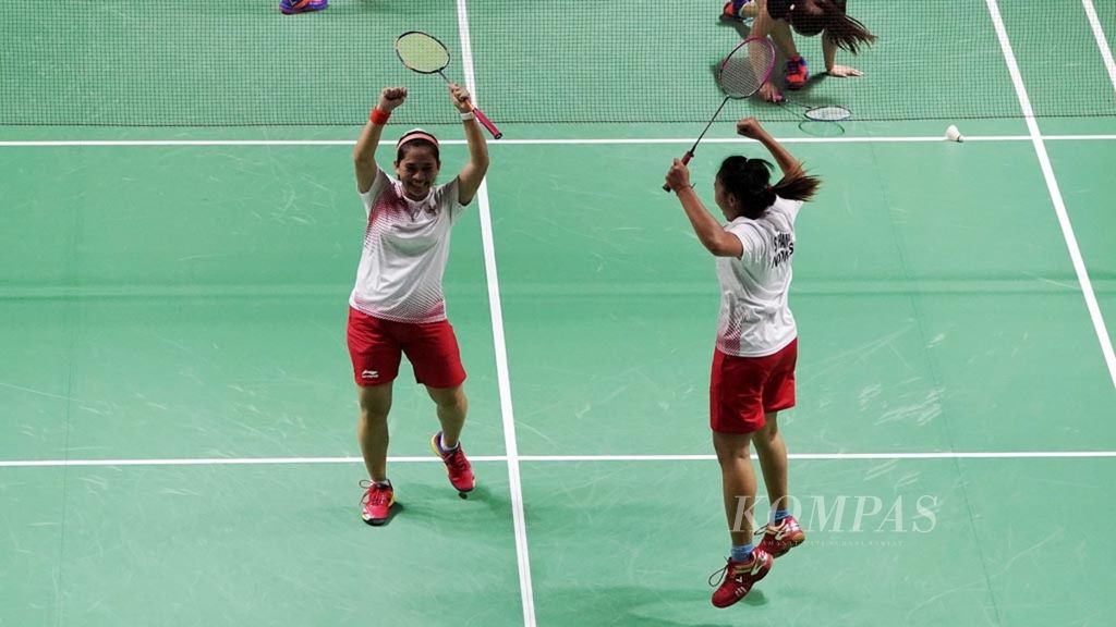 Ganda putri Indonesia, Leani Ratri Oktila/Khalimatus Sadiyah, merayakan keberhasilan meraih medali emas Asian Para Games 2018 setelah berhasil mengalahkan pasangan China, Hefang Cheng/Huihui Ma, dalam final klasifikasi SL3-SU5 cabang bulu tangkis di Istora Gelora Bung Karno, Jakarta, Jumat (12/10/2018). 