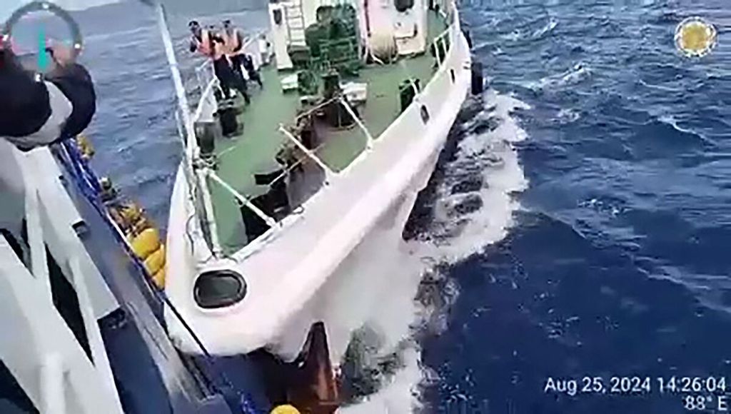 Kapal penjaga pantai China di sebelah kanan bertabrakan dengan kapal Biro Perikanan dan Sumber Daya Kelautan (BFAR) Datu Sanday milik Filipina di Beting Sabina, Laut China Selatan, Minggu (25/8/2024). Pemerintah Filipina menuduh kapal patroli CCG sengaja menabrak dan menembakkan meriam air ke kapal patroli BFAR Filipina. 